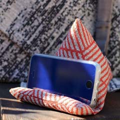 カーテンの残布をアップサイクルしたスマホスタンド